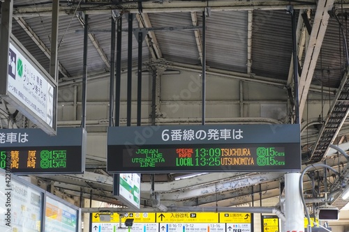 駅の電光掲示板（13時台）、上野駅常磐線ホーム photo