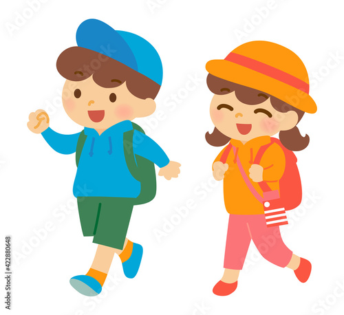 ピクニックや遠足で歩く男の子と女の子