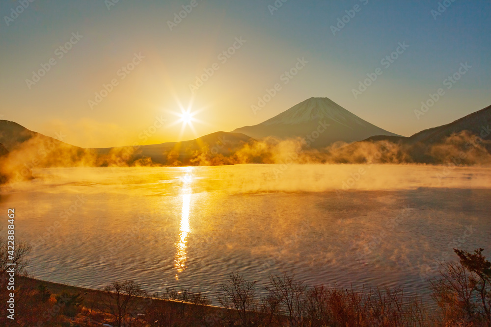真冬の富士山（日の出とけあらし）　山梨県本栖湖にて