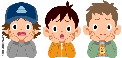 不満顔で頬杖をつく三人の男の子
