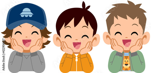 笑顔で頬杖をつく三人の男の子
