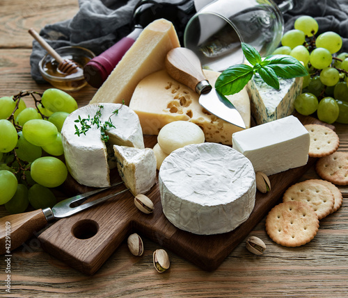 Valokuva Various types of cheese, grapes and wine