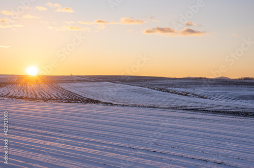 冬の北見市端野町の日の出の風景
