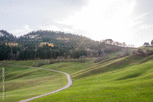 Belchen, Bölchen, Ober Belchen, Ober Bölchen,  Belchenfluh, Bölchenflue, Aussichtsplattform, Wanderweg, Felsgipfel, Läufelfingen, Jura, Baselland, Herbst, Schweiz © bill_17