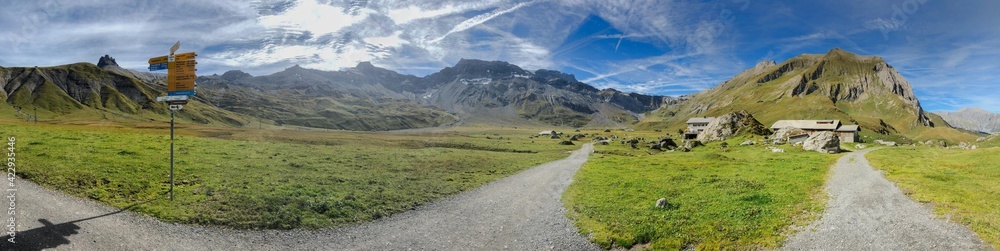 Weggabelung auf der Engstligenalp bei Adelboden im Berner Oberland