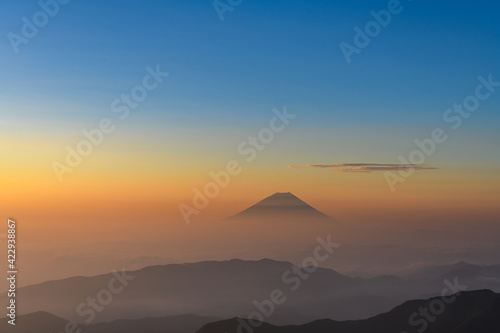 南アルプスから見た朝の富士山