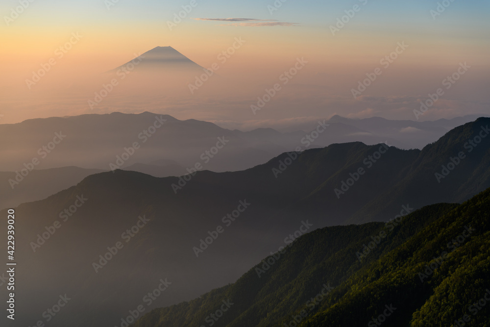 Obraz premium 南アルプスから見た朝の富士山