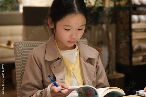 a girl reading in a cafe