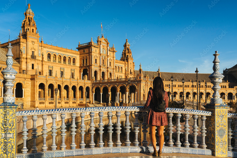 Obraz premium Woman tourist looking views in the bridge of Spain Square in Seville, Spain