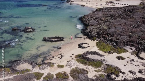 Palabras clave: beach, sea, sand, water, ocean, coast, sky, landscape, blue, nature, summer, tropical, wave, coastline, travel, waves, rocks, seascape, vacation, shore, bay, surf, cloud, island, horiz photo