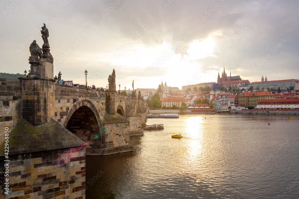 Abendstimmung zum Sonnenuntergang an der Karlsbrücke in Prag mit Blick auf die Prager Burg.