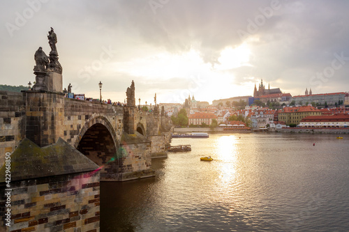 Obraz na płótnie Abendstimmung zum Sonnenuntergang an der Karlsbrücke in Prag mit Blick auf die Prager Burg. w salonie