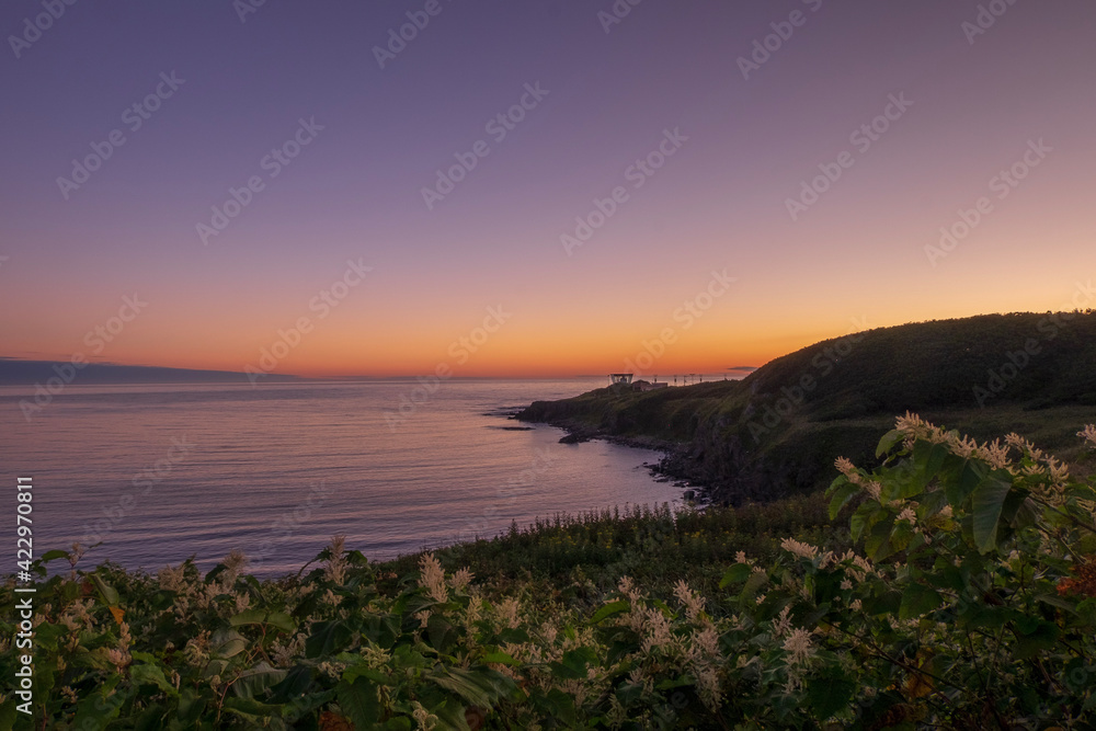 夜明け前の日の出岬の風景
