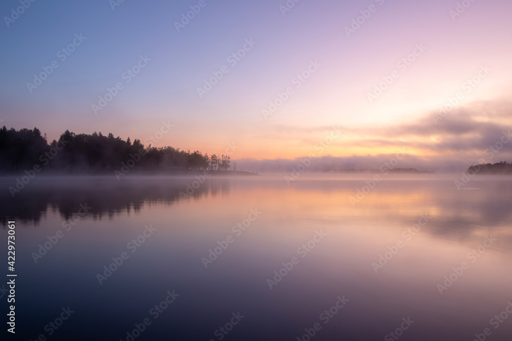 朝霧かかる朱鞠内湖の風景