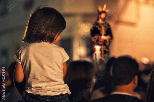 Φωτογραφία Little girl watching a Christian Holy Week procession