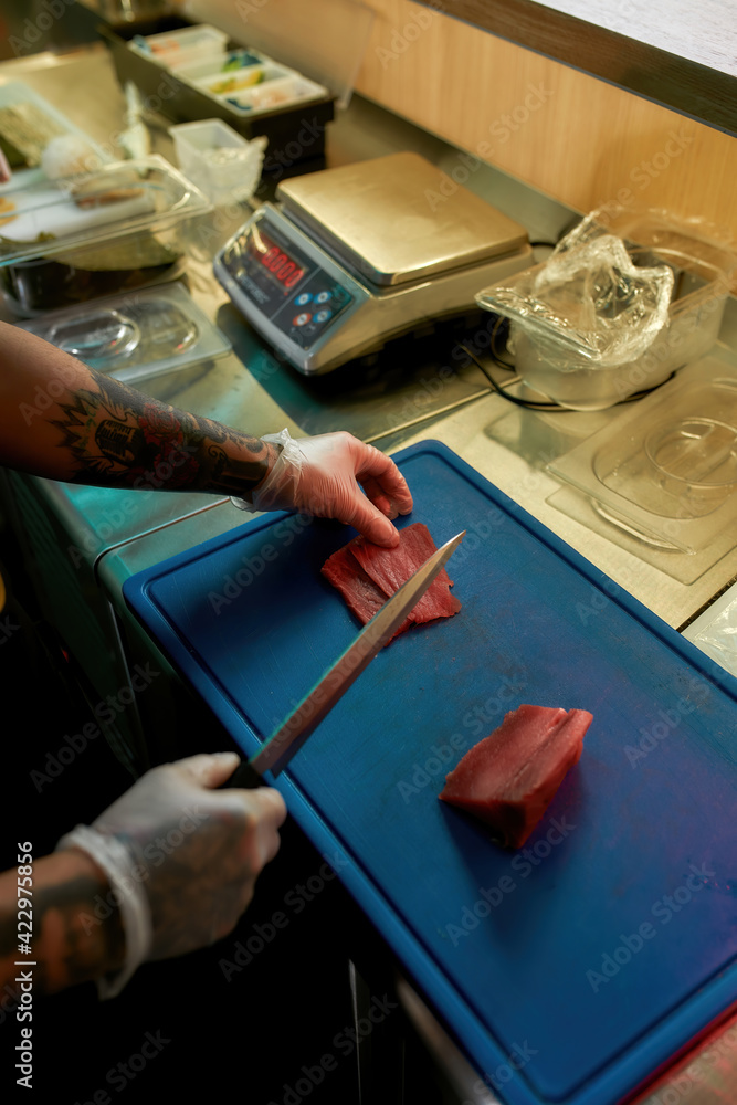 Obraz premium Chef cutting the red fish on the board
