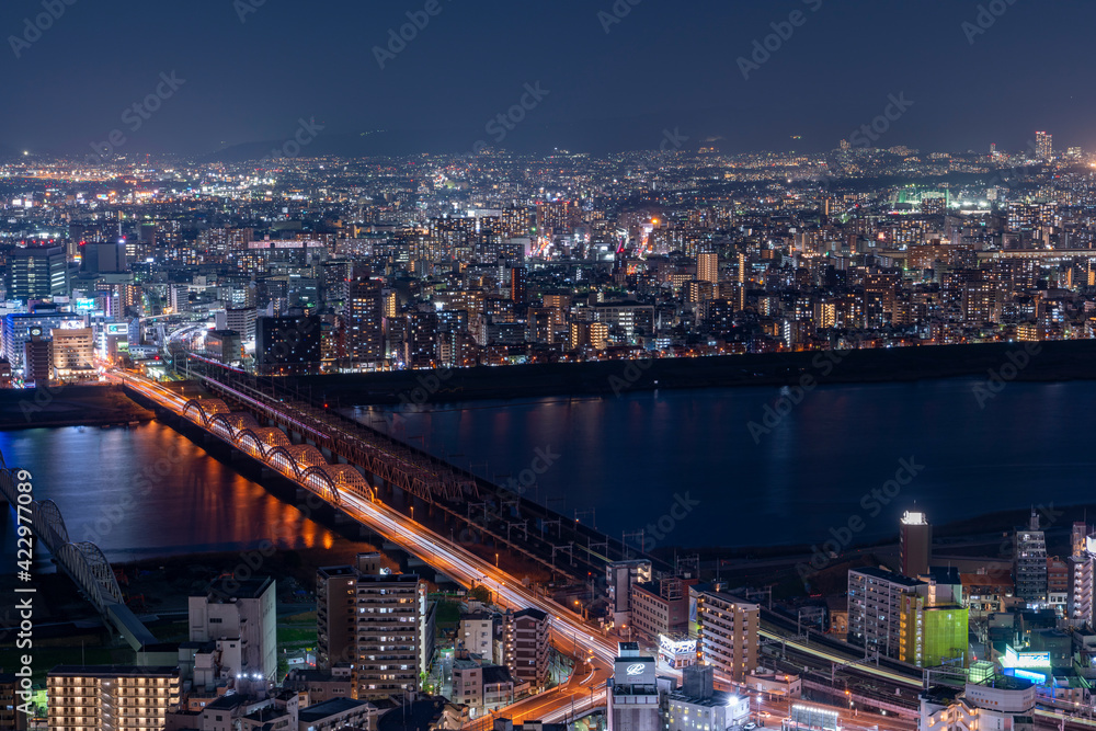 Obraz premium [大阪府]大阪中心部の夜景（梅田スカイビル）
