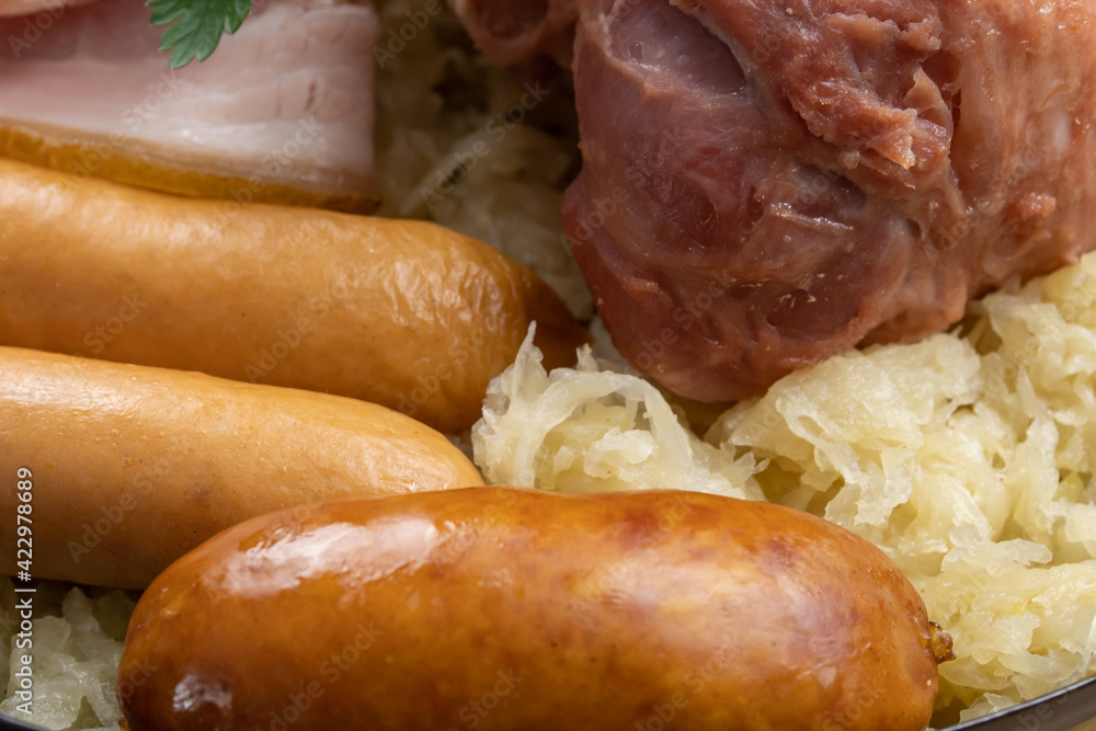 choucroute avec jarret de porc sur une table Stock Photo | Adobe Stock