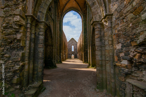 Ruines d un ancien monast  re en Bretagne