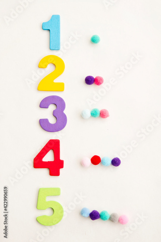 Digits and Pom Poms. Numbers and dots. Counting game for early education. Preschool exercise for kids. Sequence from 1 to 5.