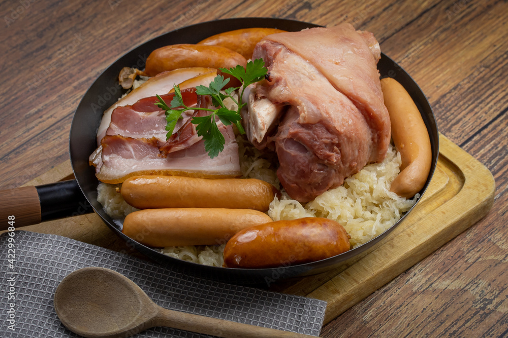 choucroute avec jarret de porc sur une table choucroute avec jarret de porc sur une table