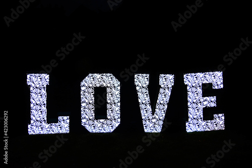 Podświetlany, ażurowy napis LOVE, modna dekoracja na wesele