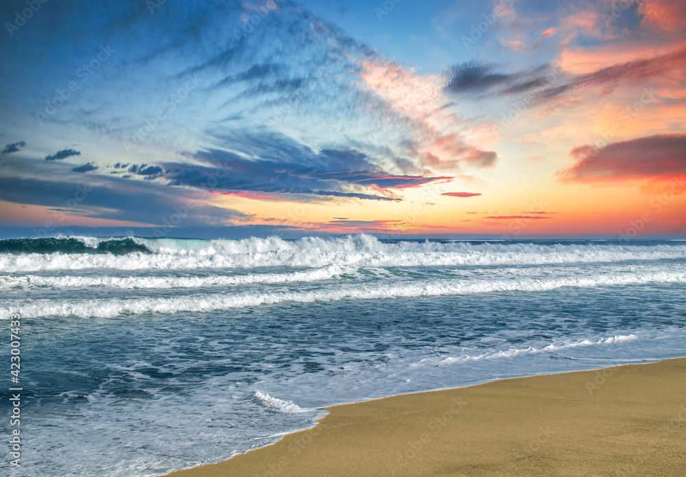 Onde del mare, oceano, per windsurf, sport, al tramonto in una spiaggia pulita, per pubblicità di viaggi e turismo