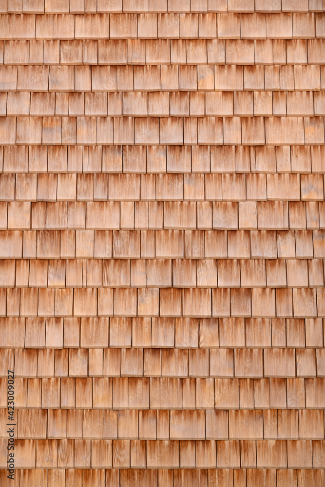 Fassade aus naturbelassenen hellbraunen Holzschindeln in Nahaufnahme, aufgenommen im Schwarzwald, Deutschland Fassade aus naturbelassenen hellbraunen Holzschindeln in Nahaufnahme, aufgenommen im Schwarzwald, Deutschland
