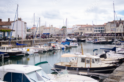 View on the harbor of Saint-Martin-de-Ré with boats and people walking on a sunny summerday © fotografiemahieu