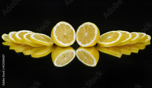 zitronenscheiben auf schwarzen grund