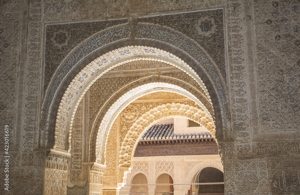 Granada: fuga di archi all' Alhambra