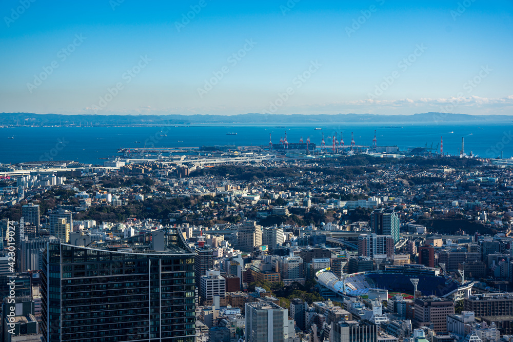 Fototapeta premium 横浜ランドマークタワーの展望台から見る窓越しの風景 横浜スタジアム方面