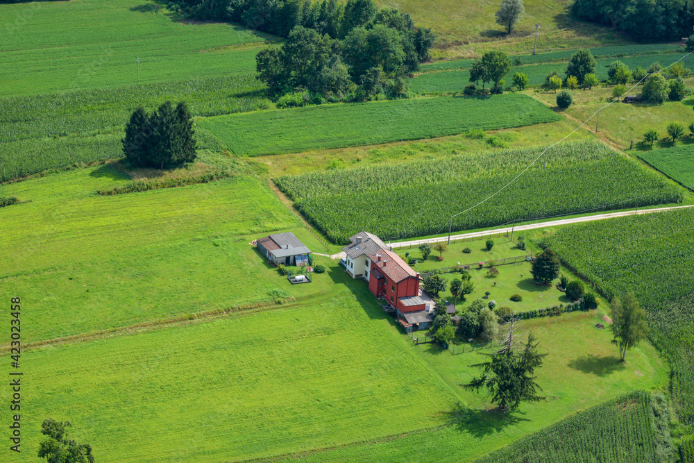 Fotografía aérea con campos de cultivo y casa rural en la región de Friul Venecia - Julia en el norte de Italia