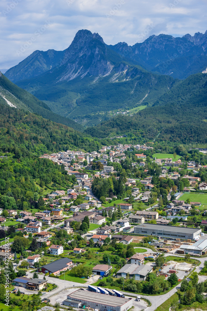 Fotografía aérea de una población en un valle de la región alpina de Friul Venecia-Julia en Italia