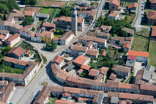 Fotografía aérea de un pueblo en la Comunidad de Codroipo en la región de Friul Venecia-Julia en el norte de Italia