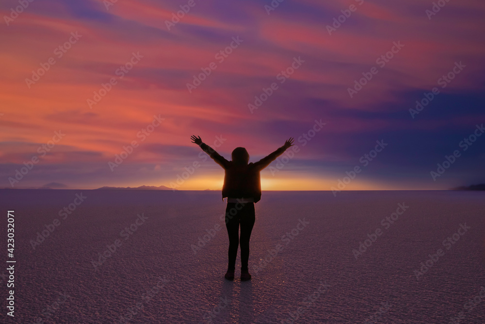 Persona Feliz sola en el salar de Uyuni Persona Feliz sola en el salar de Uyuni