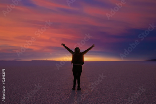 Persona Feliz sola en el salar de Uyuni © JuanBernardo