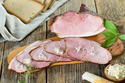 Schwarzgeräucherter bayerischer Landschinken mit Meerrettich und deftigem Bauernbrot – Bavarian smoked country ham with horseradish and hearty farmhouse bread