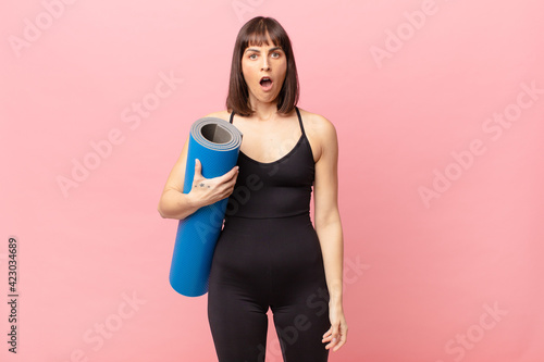 Quadro su tela athlete woman looking very shocked or surprised, staring with open mouth saying