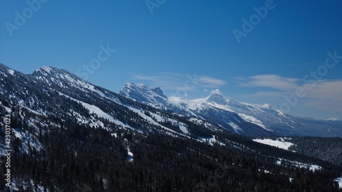 hiver dans les alpes, falaises enneigées. © AldoBarnsOutdoor