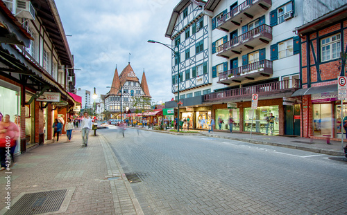 Centro de Blumenau, Santa catarina, com construções típicas e loja da Havan ao fundo.
