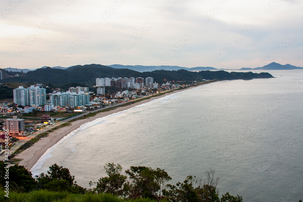 Visão aérea de uma parte da cidade de Balneário do Camboriú. Praia Brava, SC. Vista ao entardecer de cima do Morro do Careca.