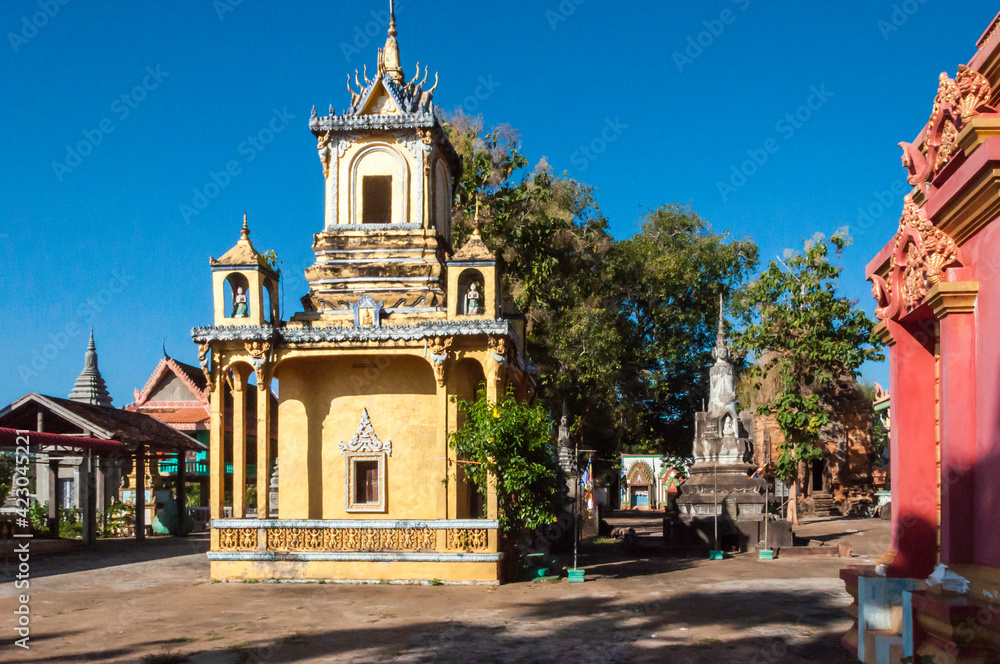 Tempelanlage in Kambodscha. Mehrere alte Gebäude gruppieren sich um einen Platz