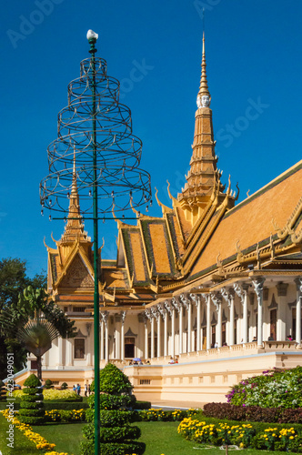 Der Königspalast in Chey Chumneas, Phnom Penh, Kambodscha.Der Königspalast symbolisiert mit seinen pagodenartigen Dächern und den verschnörkelten Giebeln die wieder auferstandene Monarchie photo