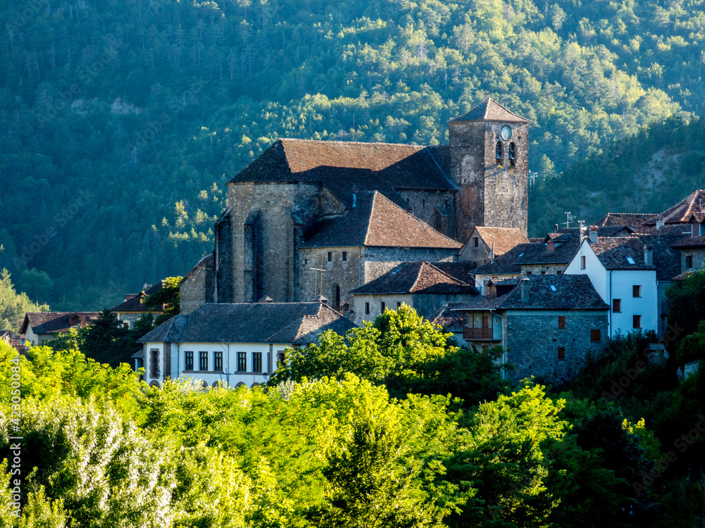 Vista de la iglesia y de parte de las casas de la aldea de montaña de Ansó, España