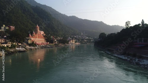 Ville de Rishikesh état de l'Uttarakhand en Inde vue du ciel photo