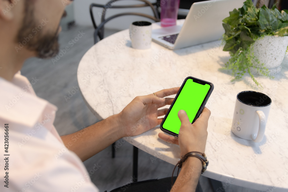 Detalle de hombre con telefono inteligente