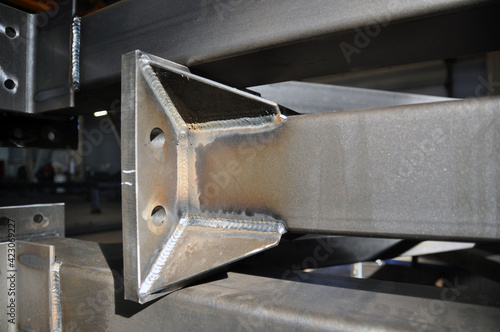 Element of a part of a welded structure, an arc welded seam, technological holes.