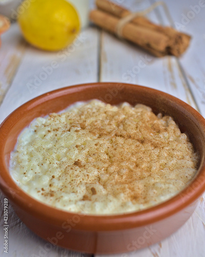 Arroz con leche muy cremeso con un toque de limón y canela, postre tradicional de la dieta mediterranea