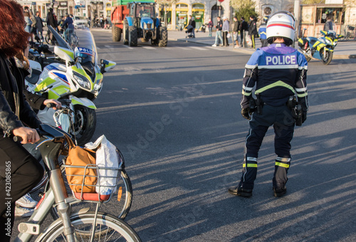gendarmes à moto en intervention dans une ville en France